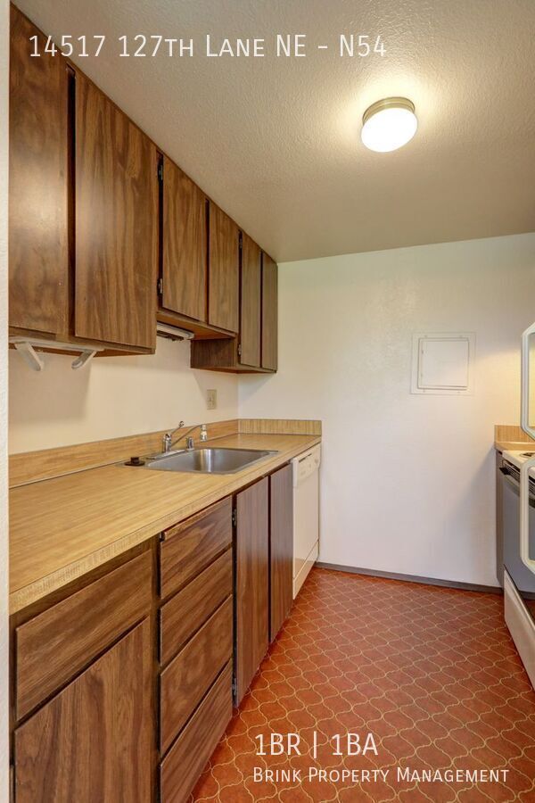 Clean Top Floor 1BR 1BA Condo with Wood Burning Fireplace property image