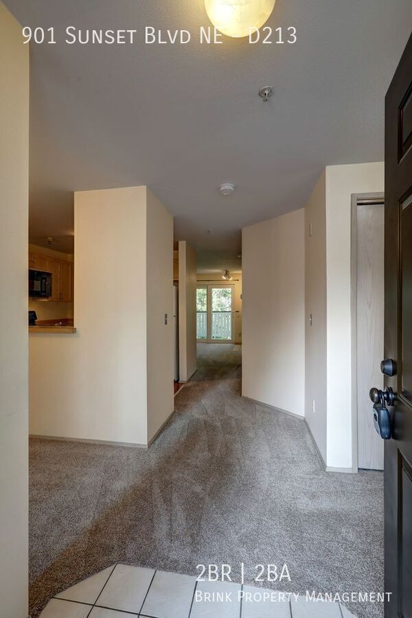 Beautiful 2 Bedroom/2 Bath Renton Condo, Great Location, W/S/G included!! property image