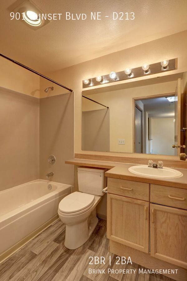 Beautiful 2 Bedroom/2 Bath Renton Condo, Great Location, W/S/G included!! property image