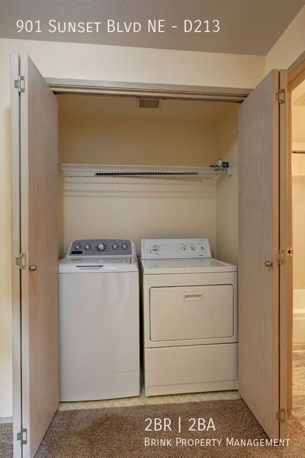 Beautiful 2 Bedroom/2 Bath Renton Condo, Great Location, W/S/G included!! property image