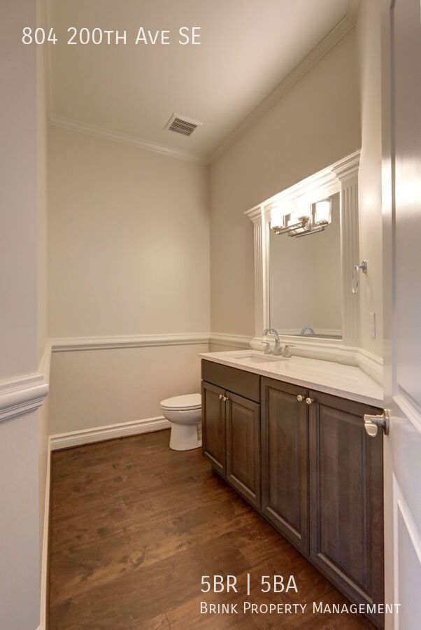 Spacious Custom Home with High-End Finishes Near Lake Sammamish property image
