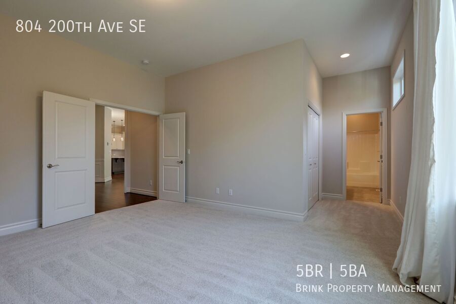 Spacious Custom Home with High-End Finishes Near Lake Sammamish property image