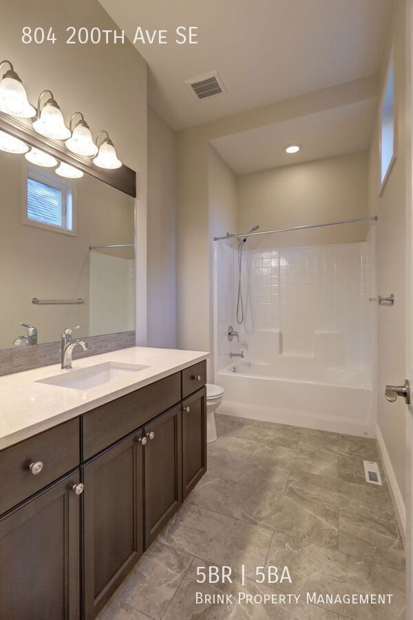 Spacious Custom Home with High-End Finishes Near Lake Sammamish property image