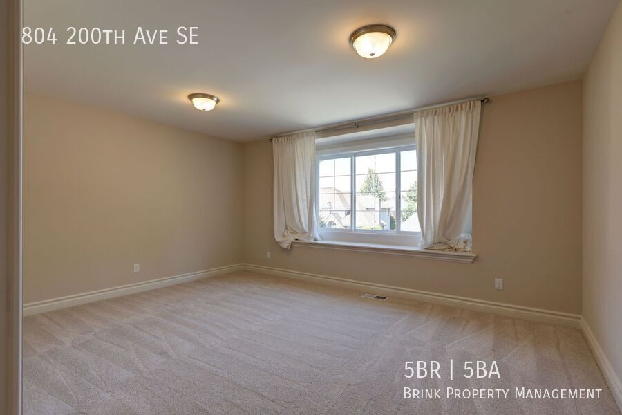 Spacious Custom Home with High-End Finishes Near Lake Sammamish property image