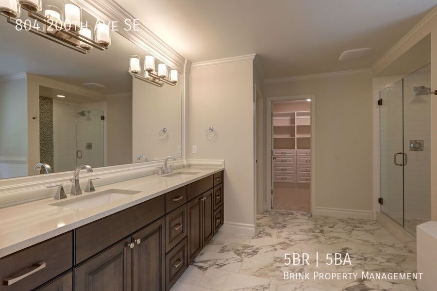 Spacious Custom Home with High-End Finishes Near Lake Sammamish property image