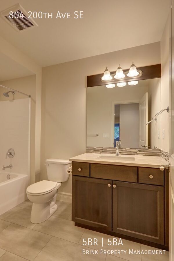 Spacious Custom Home with High-End Finishes Near Lake Sammamish property image