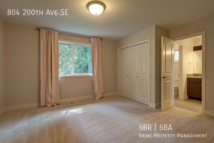 Spacious Custom Home with High-End Finishes Near Lake Sammamish property image