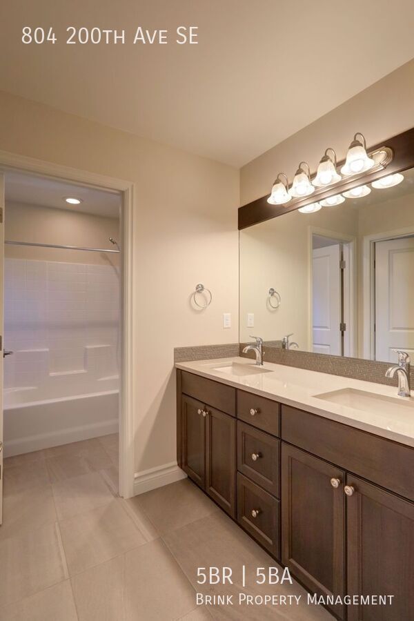 Spacious Custom Home with High-End Finishes Near Lake Sammamish property image