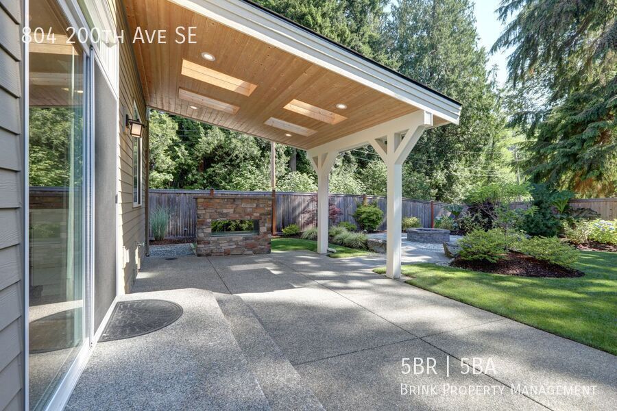 Spacious Custom Home with High-End Finishes Near Lake Sammamish property image