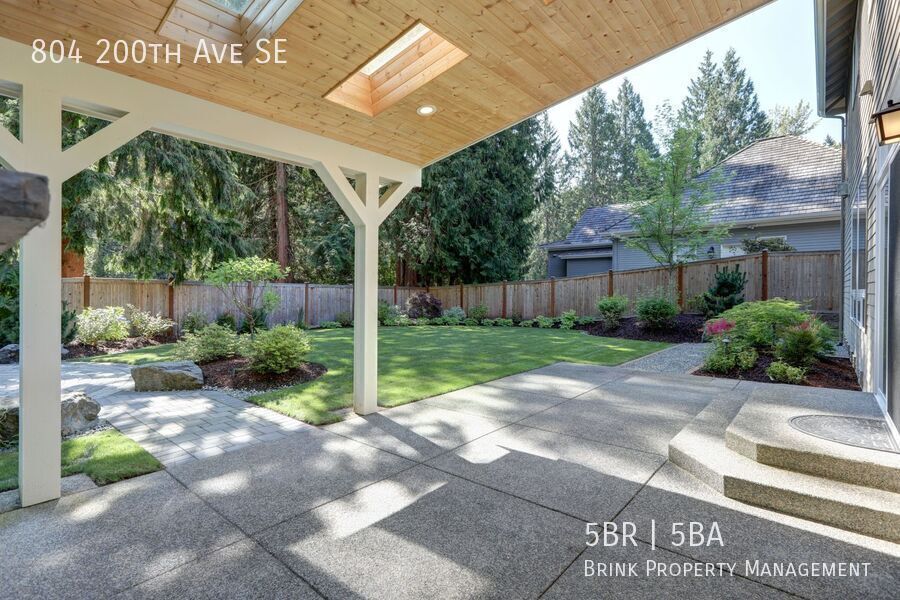 Spacious Custom Home with High-End Finishes Near Lake Sammamish property image