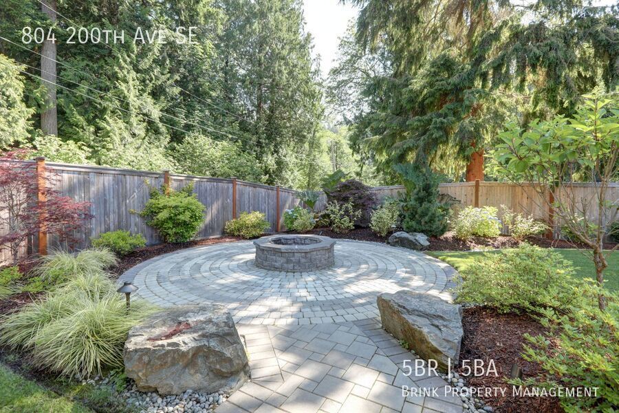 Spacious Custom Home with High-End Finishes Near Lake Sammamish property image