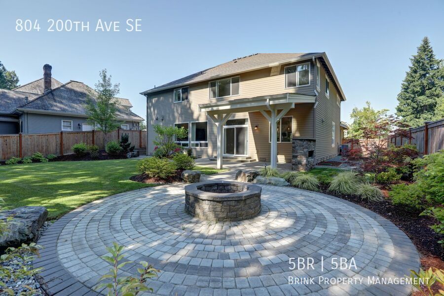 Spacious Custom Home with High-End Finishes Near Lake Sammamish property image