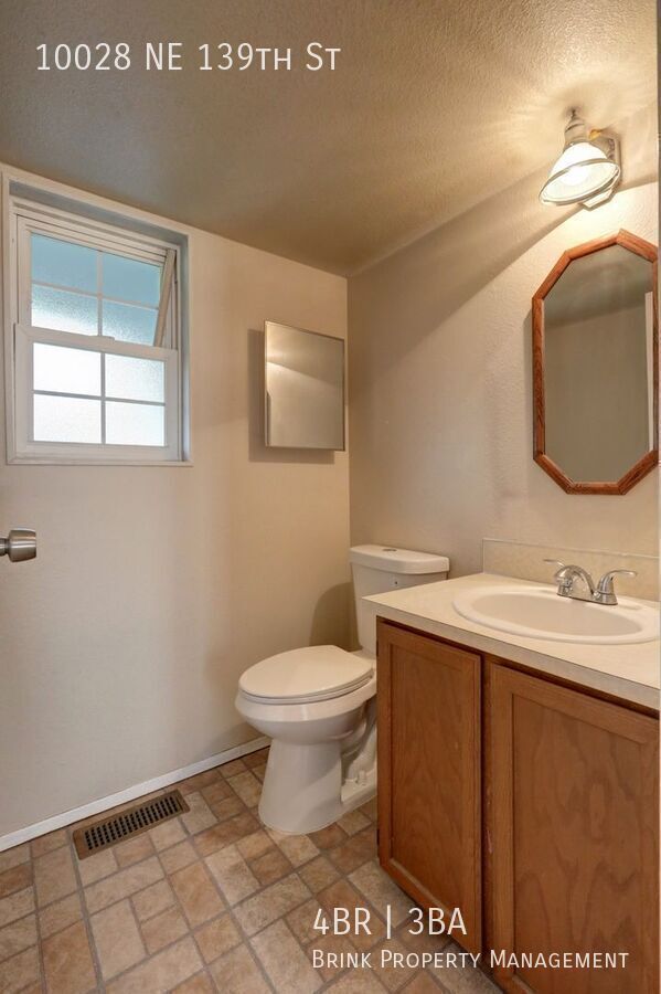 4-bedroom 2.5 bath on cul-de-sac in Kirkland property image