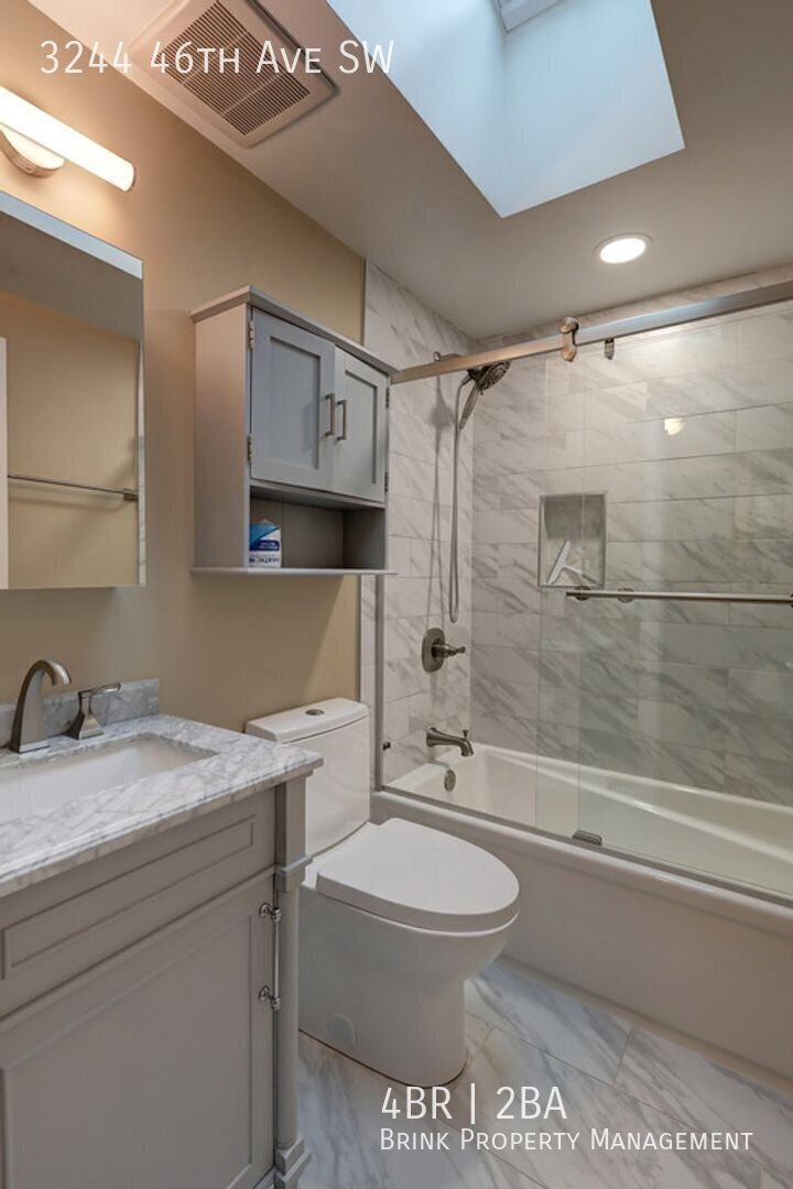 Spacious 4-bedroom home in the heart of West Seattle property image