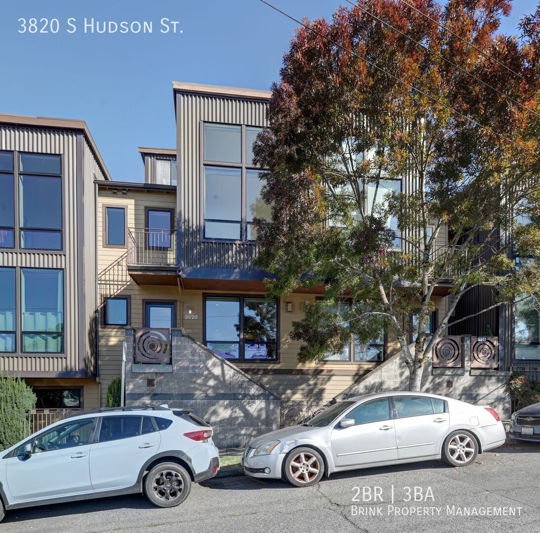 Beautifully Designed 2 Bedroom/3 Bath Columbia City Townhome with a Roof Top Deck! property image