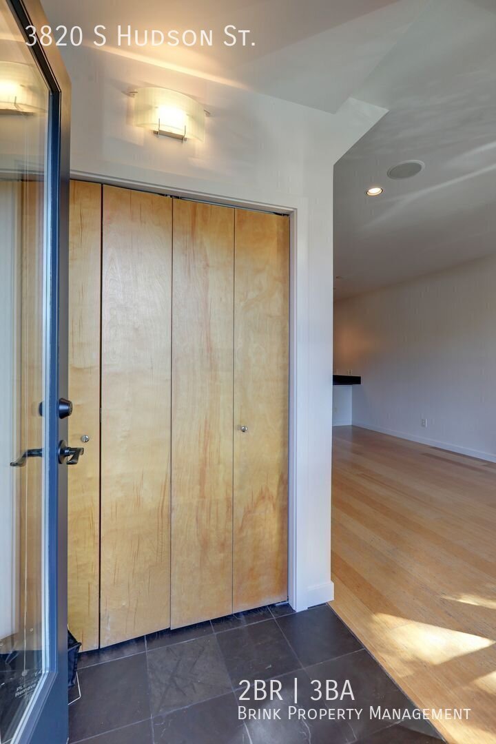 Beautifully Designed 2 Bedroom/3 Bath Columbia City Townhome with a Roof Top Deck! property image