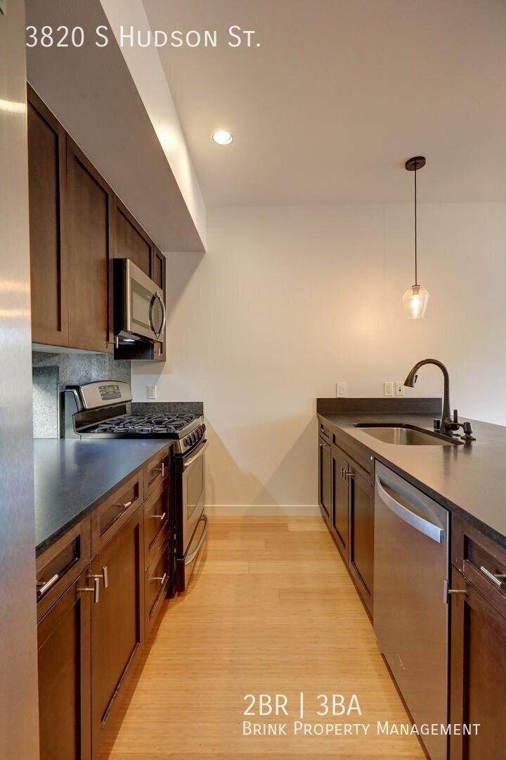 Beautifully Designed 2 Bedroom/3 Bath Columbia City Townhome with a Roof Top Deck! property image