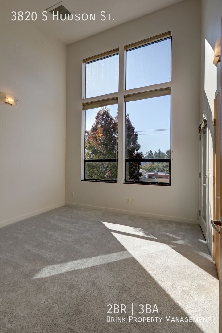 Beautifully Designed 2 Bedroom/3 Bath Columbia City Townhome with a Roof Top Deck! property image