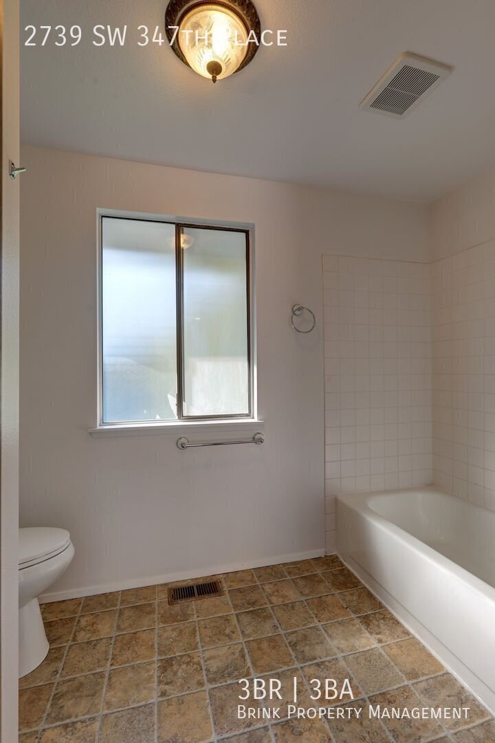Spacious 3 Bed 2.2 Bath Home in Fantastic Federal Way Location! property image
