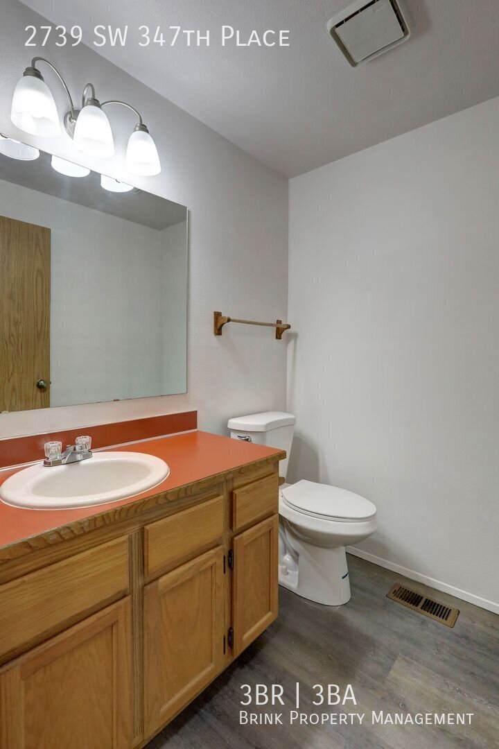Spacious 3 Bed 2.2 Bath Home in Fantastic Federal Way Location! property image