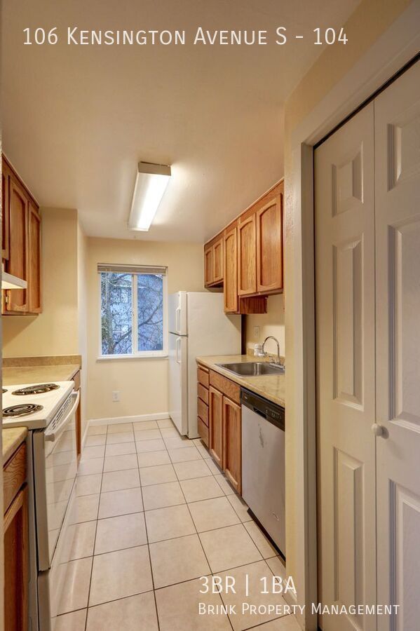 Fantastic Updated 3 Bedroom Apartment Home in Convenient Location property image